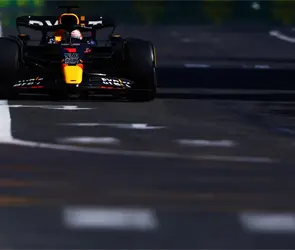 Verstappen gana el GP de Azerbaiy&aacute;n 2022 con &acute;ayuda&acute; de &acute;Checo&acute; P&eacute;rez y Red Bull