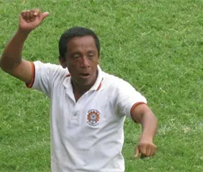 &Aacute;rbitro pierde la vida tras ser agredido por futbolistas y aficionados