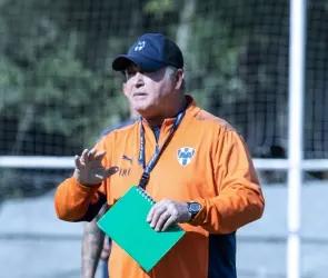 Vucetich es trasladado al hospital tras entrenamiento de Rayados, &iquest;qu&eacute; le pas&oacute;?