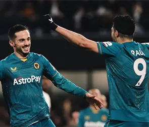 La impecable asistencia Ra&uacute;l Jim&eacute;nez en el empate de los Wolves (VIDEO)