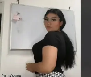 Maestra de K&iacute;nder &acute;balconea&acute; a pap&aacute;s que le mandan piropos por WhatsApp