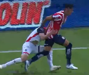 &iquest;Era falta? Revelan audios del VAR en pol&eacute;mica jugada en el Chivas vs Atlas