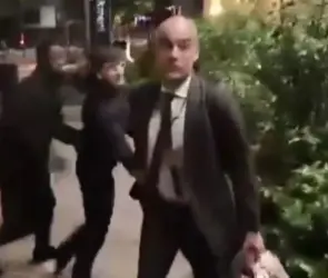 Pep Guardiola encara a fan que lo critic&oacute; en la calle