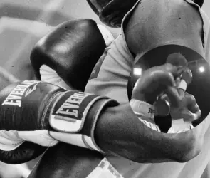 Boxeador convulsiona en pleno combate y muere (VIDEO)
