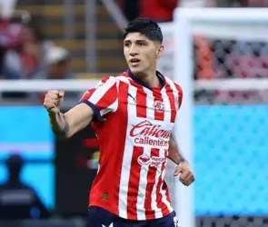 Exhiben a Alan Pulido por abandonar a Chivas tras goleada de Rayados