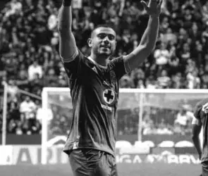 Giakoumakis reaparece en Cruz Azul tras d&iacute;as de ausencia