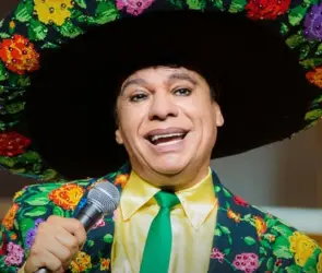 Captan presunta aparici&oacute;n de Juan Gabriel en Par&iacute;s (VIDEO)