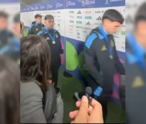 VIDEO: La vergonzosa huida en silencio de la selecci&oacute;n argentina Sub-20