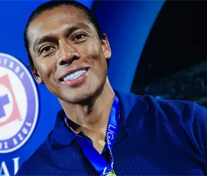 &iquest;Se va? Iv&aacute;n Alonso pone en duda el futuro de Joel Huiqui en Cruz Azul