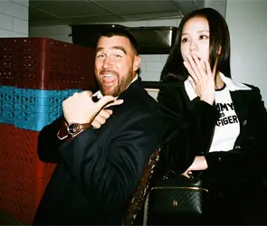 &iquest;Olvid&oacute; a Taylor? Travis Kelce sorprende junto a Jisoo