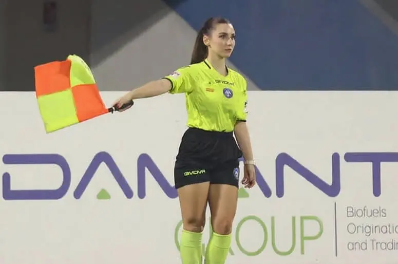 Giuliana Vigile es la bella asistente arbitral italiana