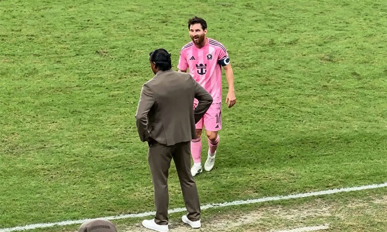  Lionel Messi y Joel Huiqui protagonizaron un peculiar cruce durante la final y el técnico de Cruz Azul explicó qué ocurrió. 