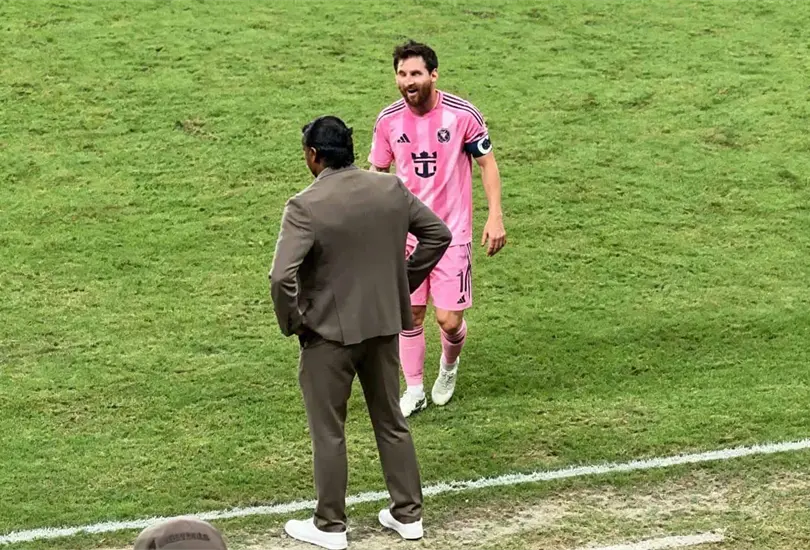 Lionel Messi y Joel Huiqui protagonizaron un peculiar cruce durante la final y el técnico de Cruz Azul explicó qué ocurrió. Lionel Messi y Joel Huiqui protagonizaron un peculiar cruce durante la final y el técnico de Cruz Azul explicó qué ocurrió.