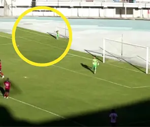 VIDEO| &iexcl;Se dej&oacute; meter gol! Portero protesta y regala un penal
