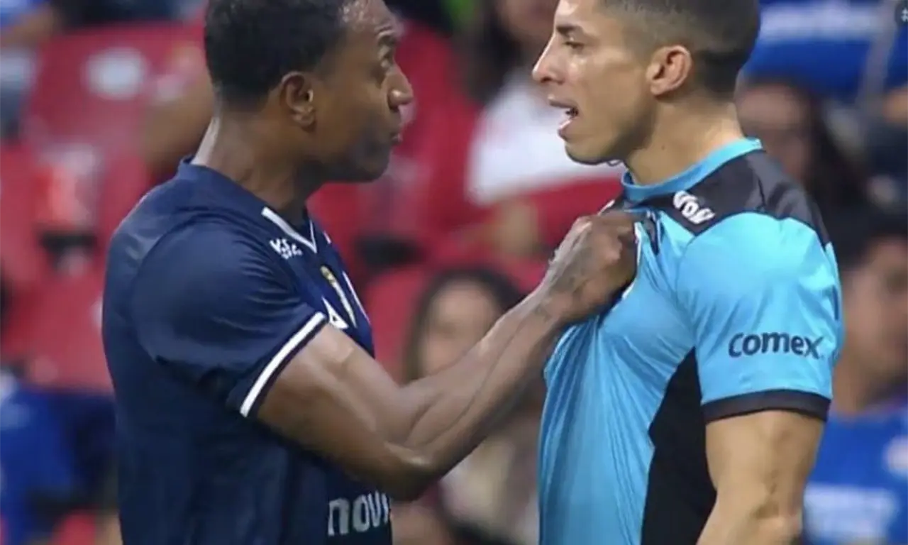  Willer Ditta empujó al árbitro asistente durante el partido entre Cruz Azul y Toluca. 