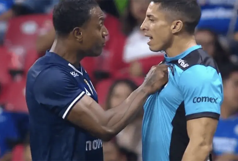Willer Ditta empujó al árbitro asistente durante el partido entre Cruz Azul y Toluca. Willer Ditta empujó al árbitro asistente durante el partido entre Cruz Azul y Toluca.