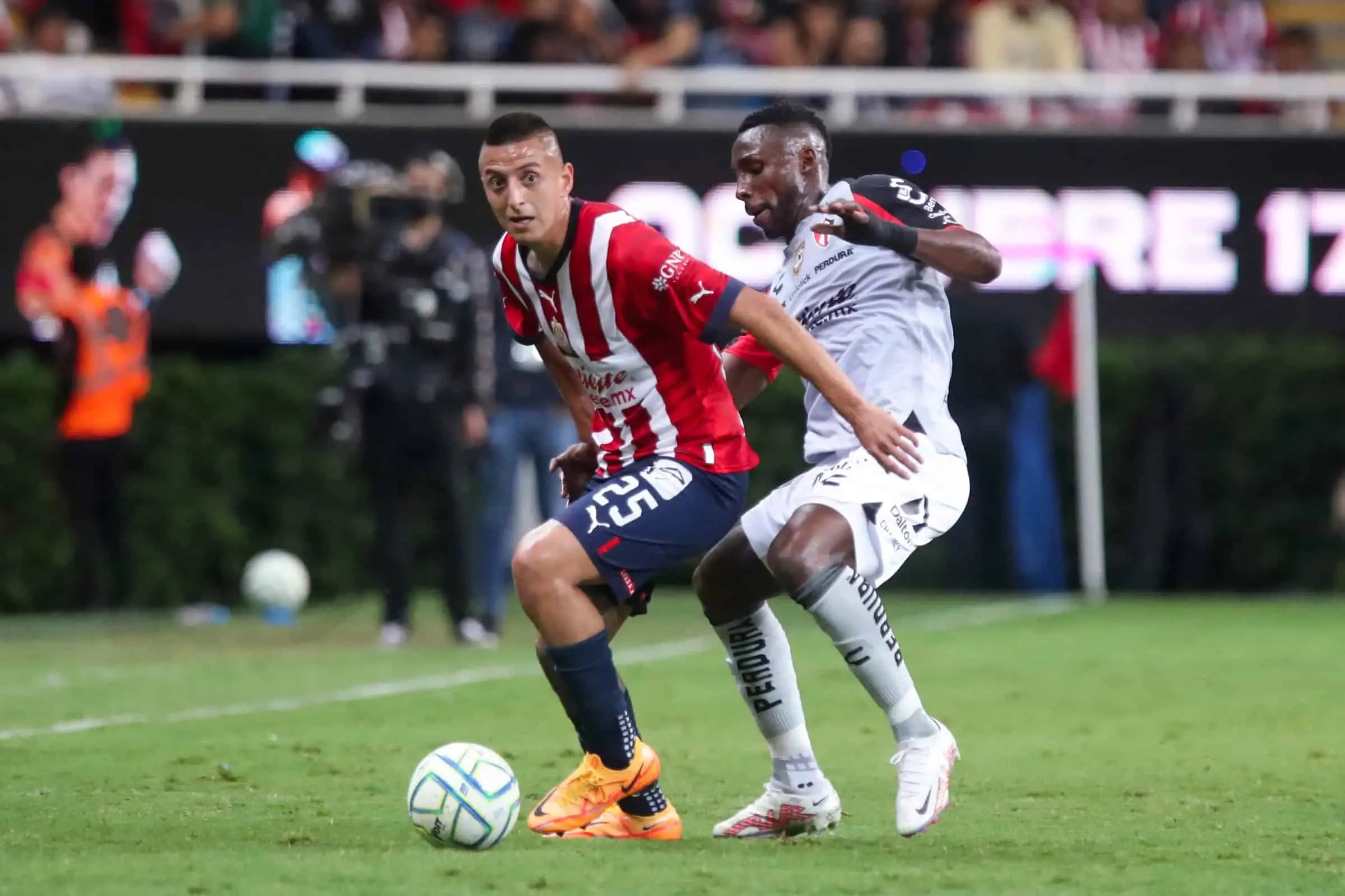 Cl&aacute;sico Tapat&iacute;o: Chivas vs Atlas 2022, con la camiseta gris de visitante