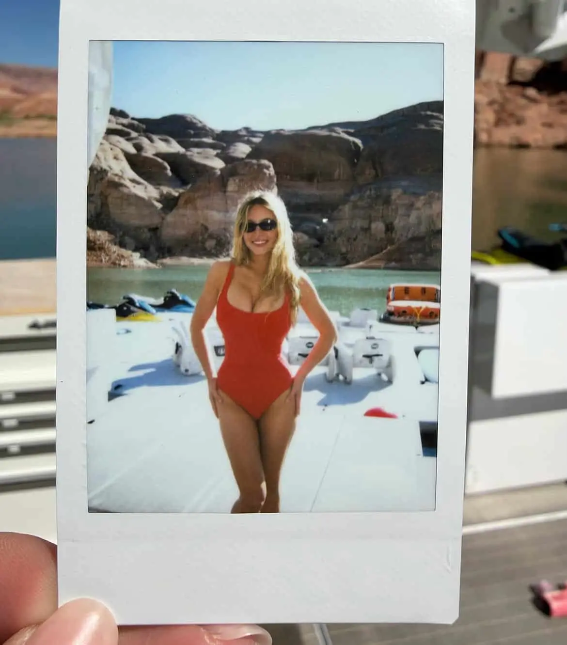Sydney Sweeney lució durante sus vacaciones un traje de baño rojo que recuerda al de Pamela Anderson en Baywatch. Sydney Sweeney lució durante sus vacaciones un traje de baño rojo que recuerda al de Pamela Anderson en Baywatch.