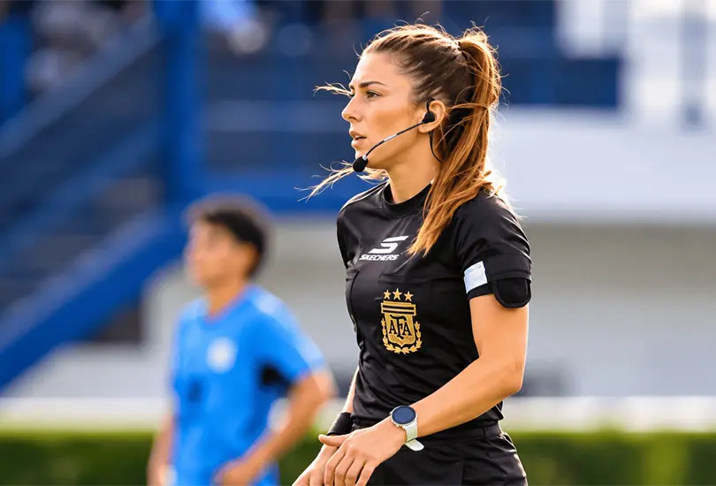 Ariadna Palacios hizo historia al convertirse en la primera mujer en dirigir un partido de la Primera B Metropolitana argentina. Ariadna Palacios hizo historia al convertirse en la primera mujer en dirigir un partido de la Primera B Metropolitana argentina.