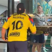 &iexcl;Esc&aacute;ndalo! Aficionado del Am&eacute;rica protagoniza bochornoso episodio contra integrante de Rayados