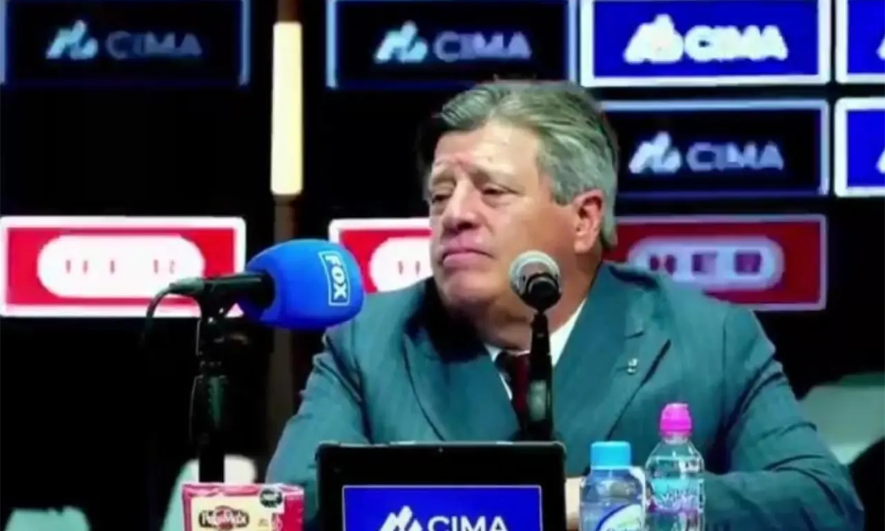  Miguel Herrera discutió con un periodista durante la conferencia posterior a la derrota del Atlante ante Querétaro. 