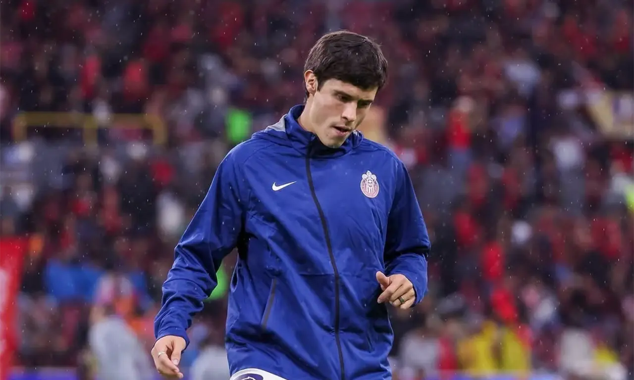  Diego Campillo encendió las alarmas de Chivas tras no volver para el segundo tiempo ante Atlas. 