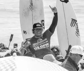 Lo que se sabe de la suspensi&oacute;n de Alan Cleland, surfista en Par&iacute;s 2024
