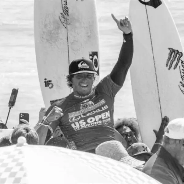 Lo que se sabe de la suspensi&oacute;n de Alan Cleland, surfista en Par&iacute;s 2024