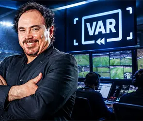 &iquest;Soluci&oacute;n a las pol&eacute;micas? Hugo S&aacute;nchez levanta la mano para el VAR