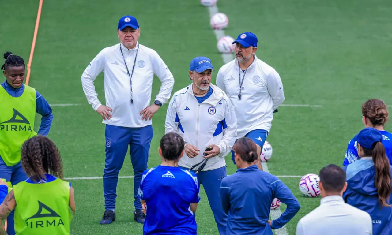  Raúl Gutiérrez en entrenamiento con Cruz Azul Femenil en agosto de 2026. 