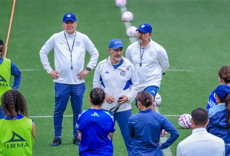 Raúl Gutiérrez en entrenamiento con Cruz Azul Femenil en agosto de 2026. Raúl Gutiérrez en entrenamiento con Cruz Azul Femenil en agosto de 2026.