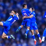 Jugador de Cruz Azul se zafa el hombro durante festejo ante Ju&aacute;rez