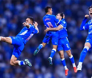Jugador de Cruz Azul se zafa el hombro durante festejo ante Ju&aacute;rez