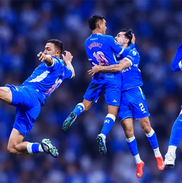 Jugador de Cruz Azul se zafa el hombro durante festejo ante Ju&aacute;rez