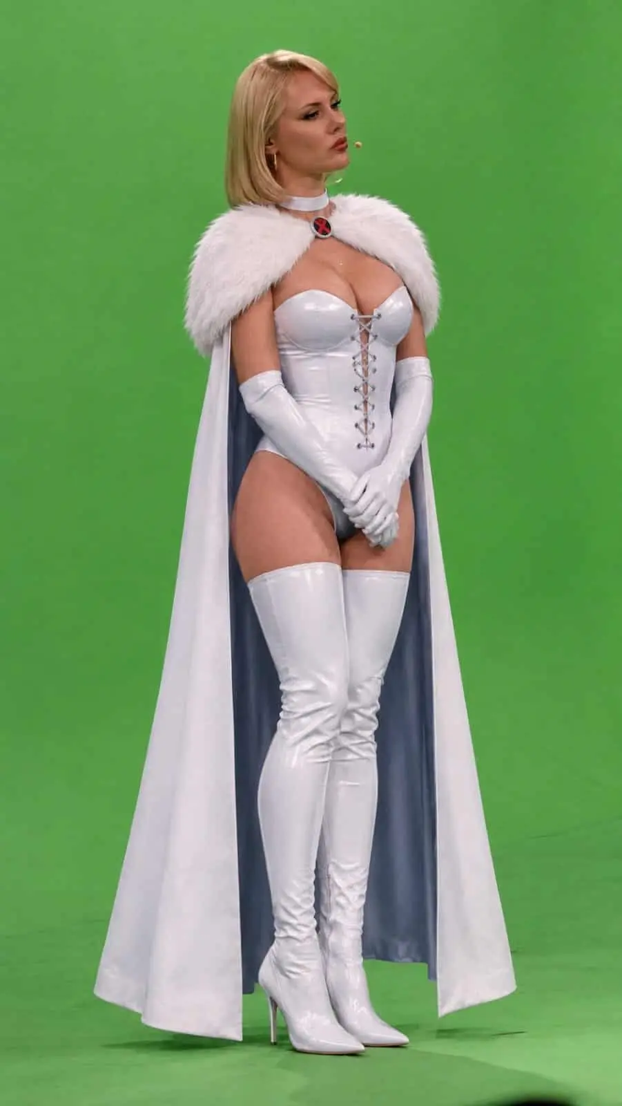Miroslava tambi&eacute;n aparece caracterizada como la Reina Blanca de Marvel, con un traje blanco y una larga capa.