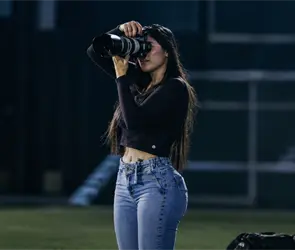Adriana Caballero, la fot&oacute;grafa que puso a un club en aprietos por su vestimenta