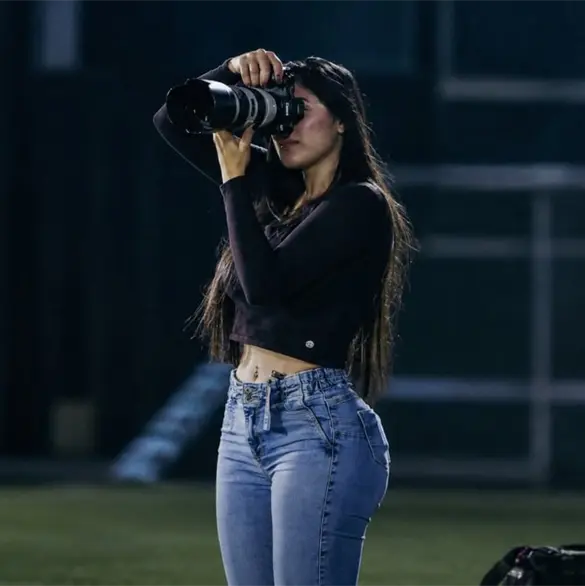 Adriana Caballero, la fot&oacute;grafa que puso a un club en aprietos por su vestimenta