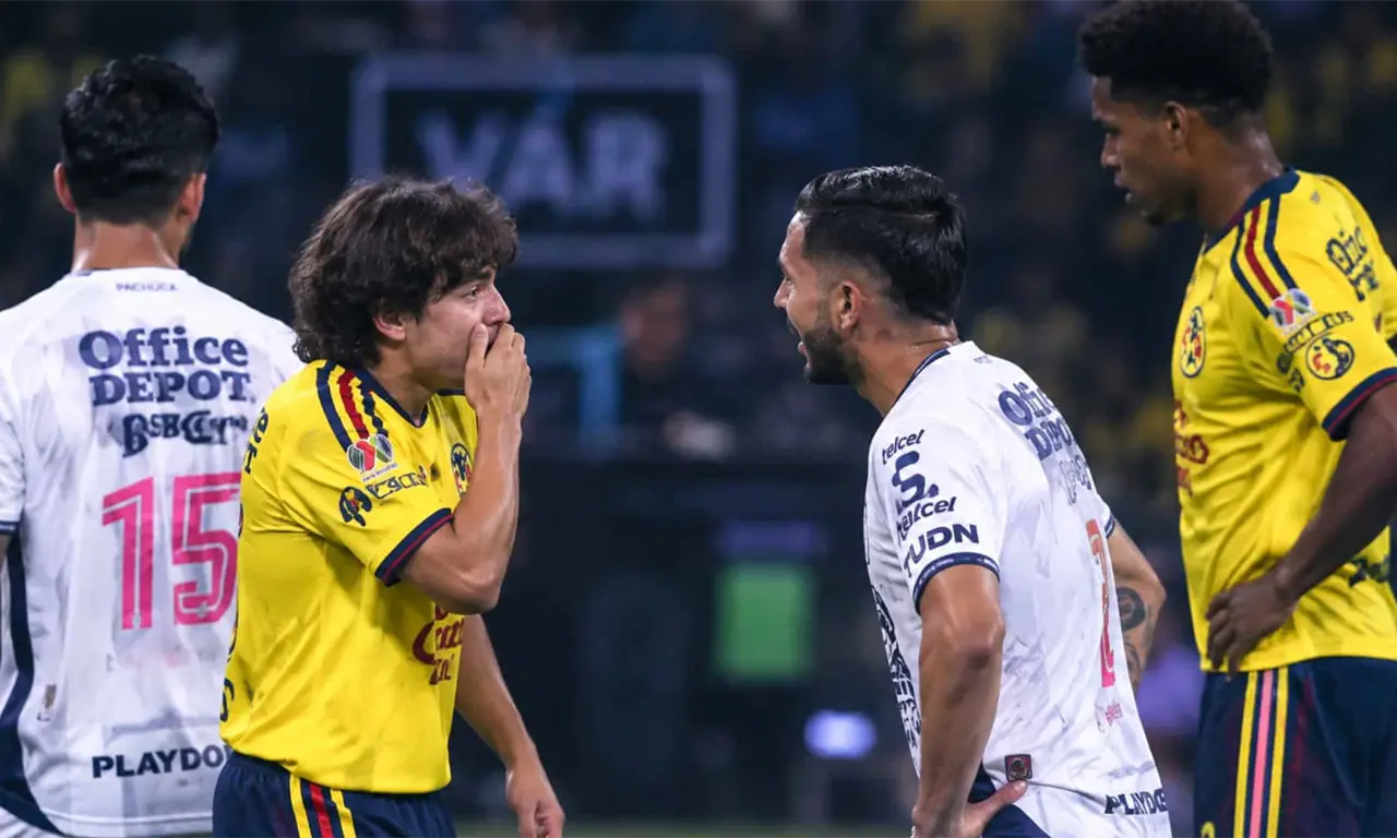  Carlos Álvarez se tapa la boca para hablar con Sergio Barreto. 
