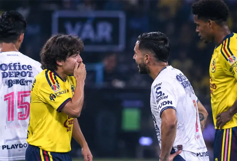 Carlos Álvarez se tapa la boca para hablar con Sergio Barreto. Carlos Álvarez se tapa la boca para hablar con Sergio Barreto.