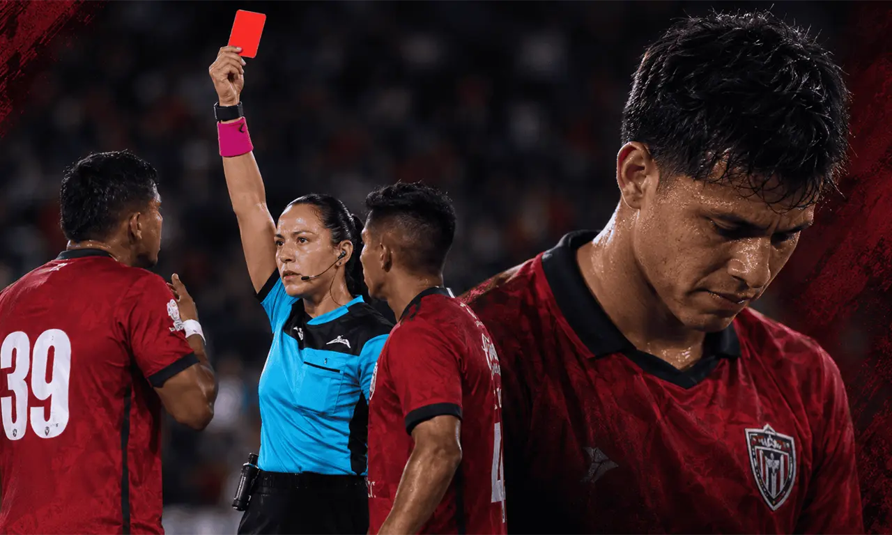  Julio Cruz reaccionó contra la árbitra. 