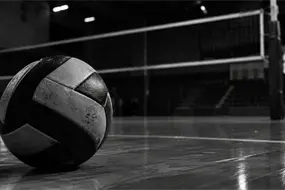 Graban a entrenador de voleibol agrediendo a jugadora y recibe duro castigo