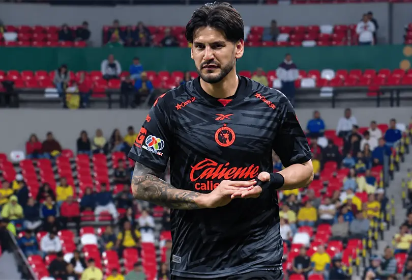Un jugador de Xolos hizo una polémica seña tras recibir la tarjeta roja ante América, lo que generó sospechas sobre una posible insinuación contra el arbitraje. Un jugador de Xolos hizo una polémica seña tras recibir la tarjeta roja ante América, lo que generó sospechas sobre una posible insinuación contra el arbitraje.