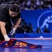 Usan el escudo del Barcelona como trapo de limpieza y desatan pol&eacute;mica mundial (VIDEO)