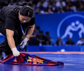 Usan el escudo del Barcelona como trapo de limpieza y desatan pol&eacute;mica mundial (VIDEO)